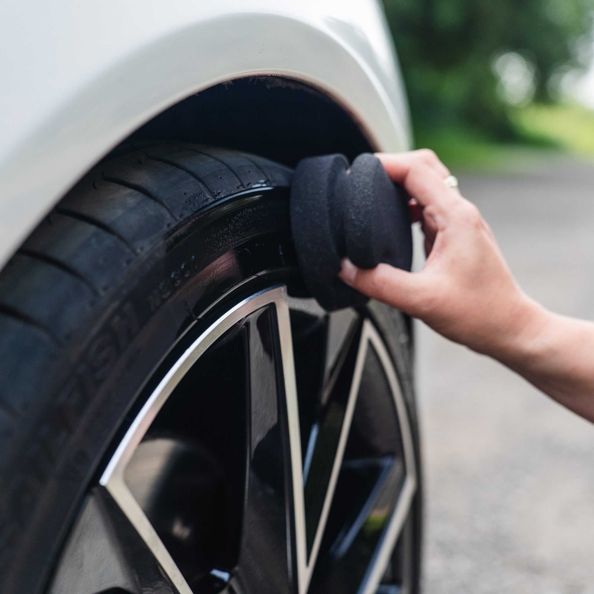 CARSHARK Tyre Dressing 1 Litre with Applicator Pad (Black)